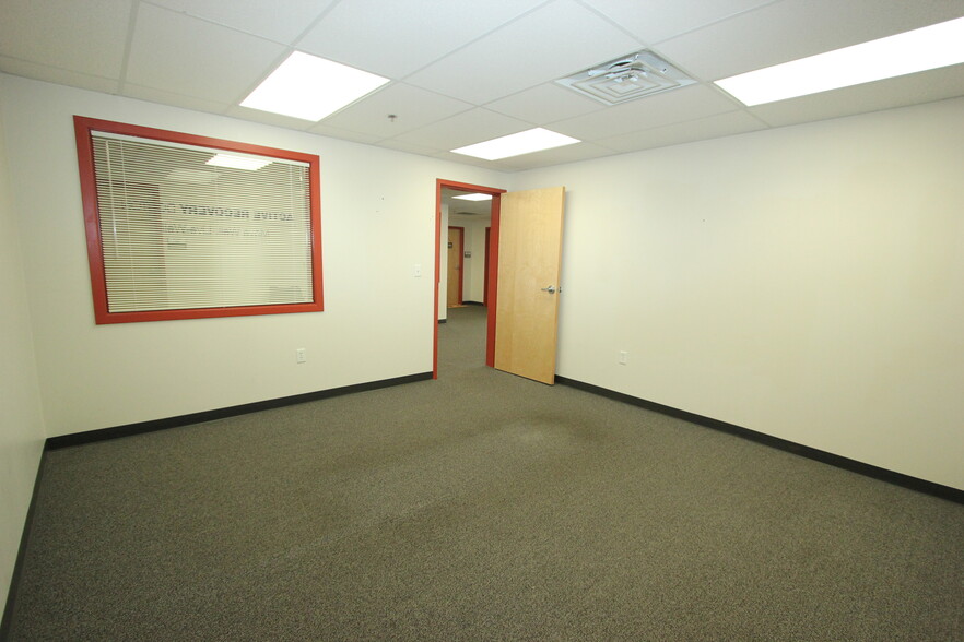 12-36 E Central St, Franklin, MA for lease - Building Photo - Image 3 of 10