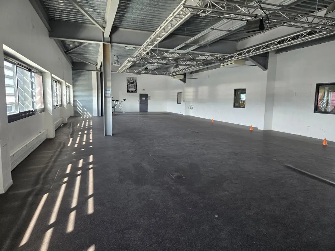 Flex in La Crau for lease Building Photo- Image 1 of 4