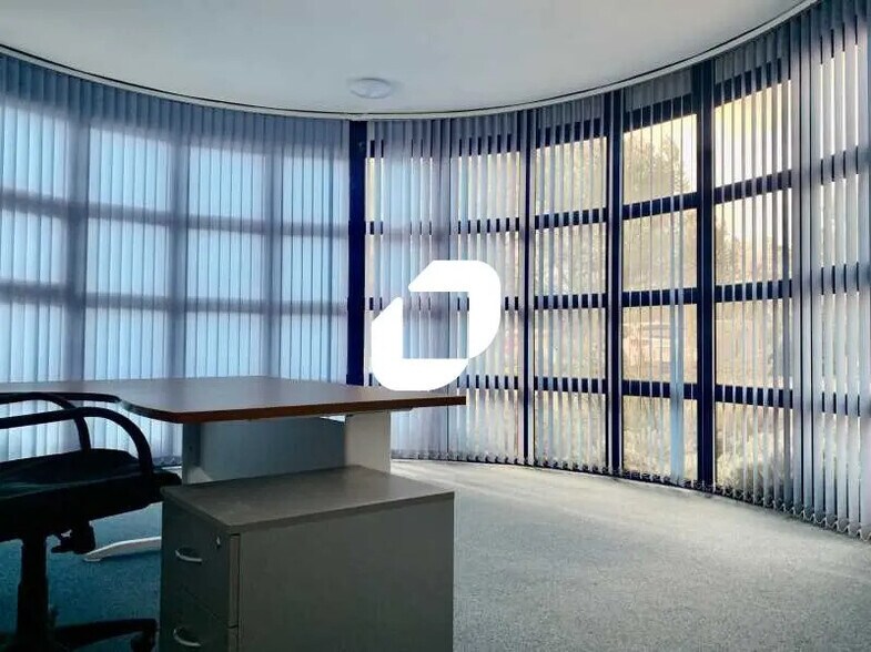 Office in Saint-Clément-de-Rivière for lease - Interior Photo - Image 2 of 30