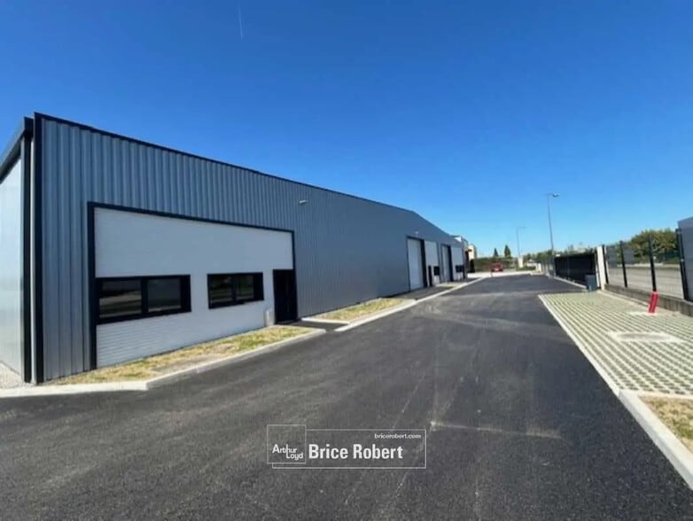Office in Genas for lease - Building Photo - Image 1 of 5