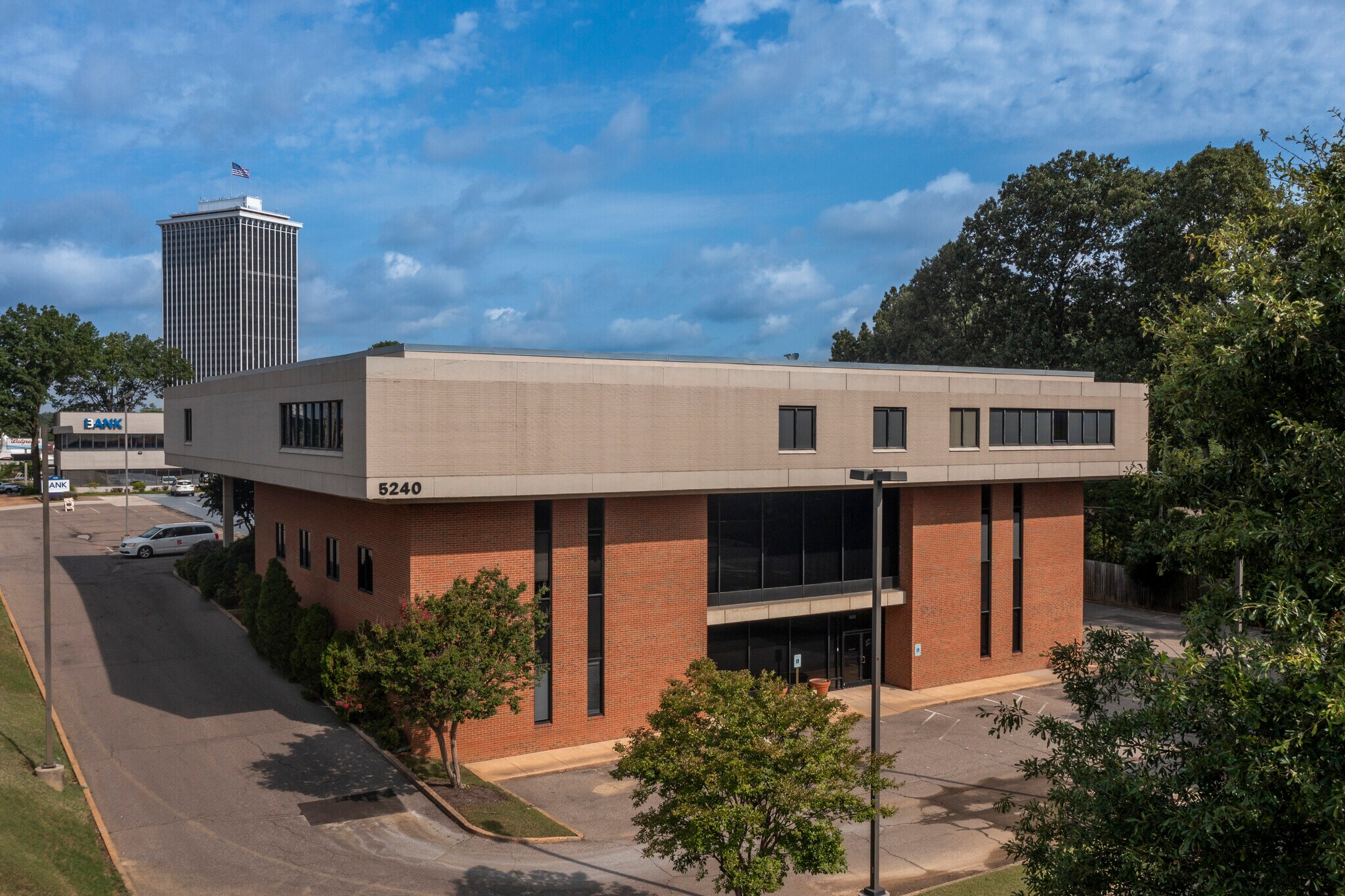 5240 Poplar Ave, Memphis, TN for lease Building Photo- Image 1 of 8