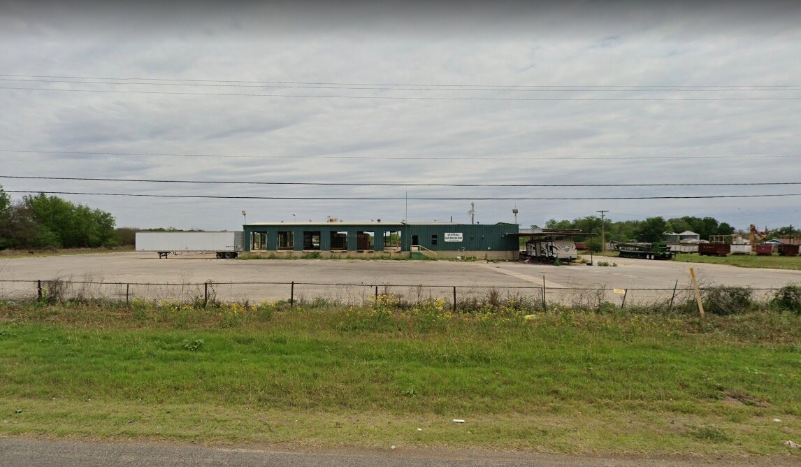 1504 S Oak, Pearsall, TX 78061 Pearsall Werehouse