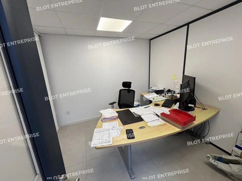 Office in Lorient for lease - Building Photo - Image 3 of 6