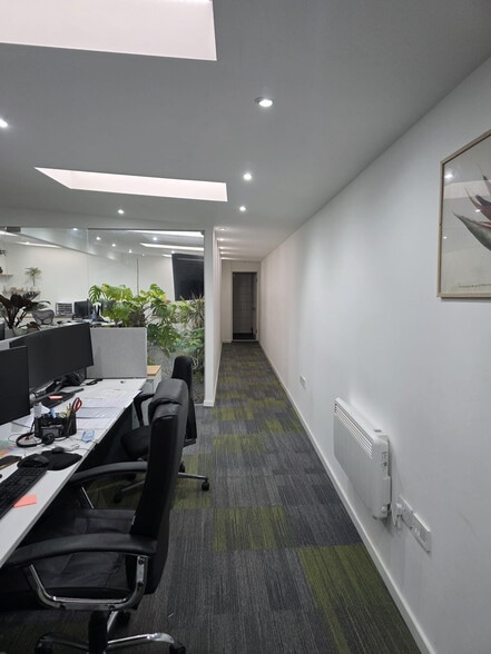 2A Fortis Green, London for lease - Interior Photo - Image 2 of 7