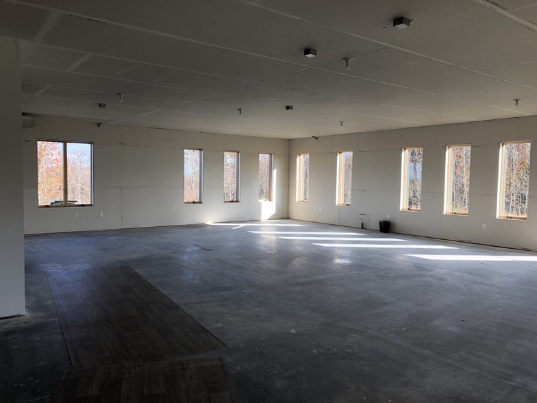 1070 Commerce Dr, Marquette, MI for lease - Interior Photo - Image 2 of 4