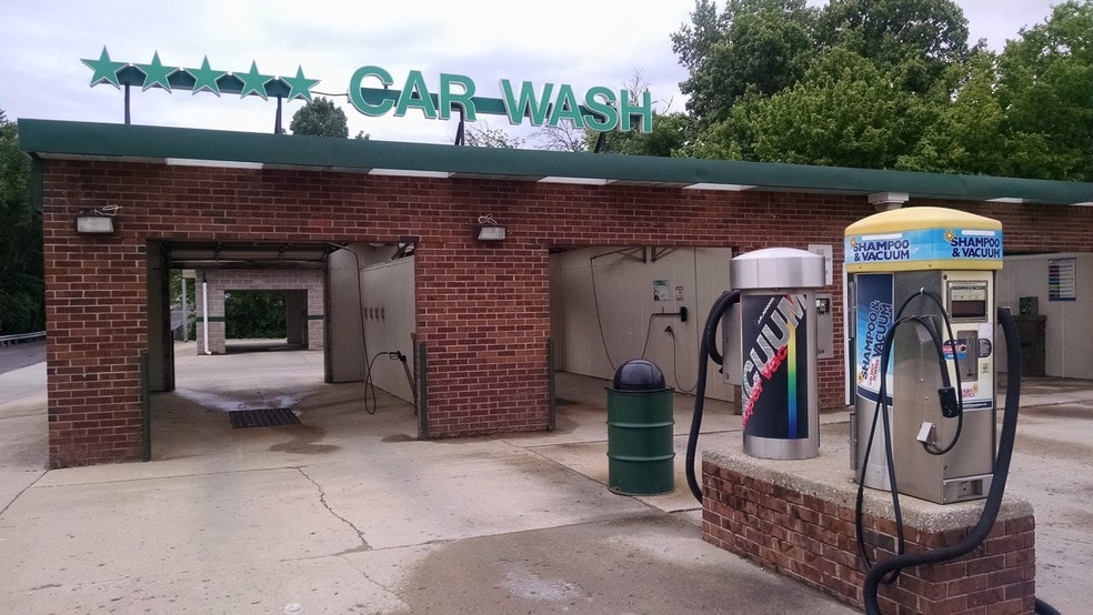 134 Wood Crest Dr, Highland, IL for sale - Building Photo - Image 3 of 15