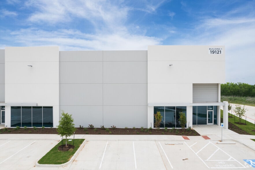 19121 Marketplace Ave, Kyle, TX for lease - Building Photo - Image 2 of 22