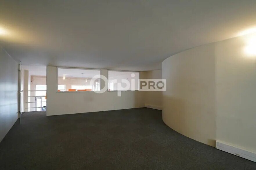 Office in Lyon for lease - Interior Photo - Image 3 of 8