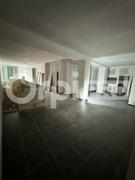 Retail in Limoges for sale - Interior Photo - Image 3 of 8