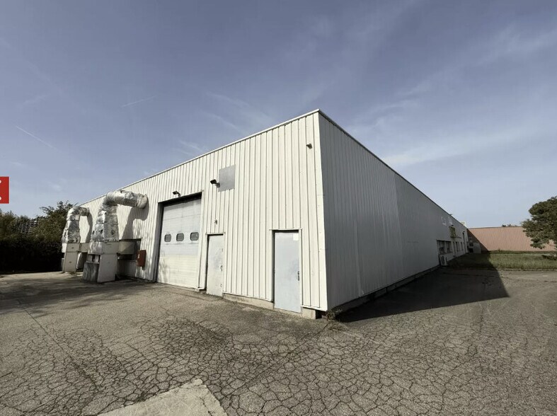 Flex in Bron for lease - Building Photo - Image 1 of 5