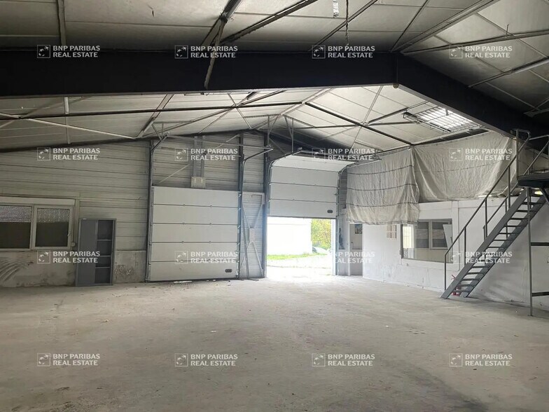 Flex in Marseille for lease - Interior Photo - Image 3 of 6