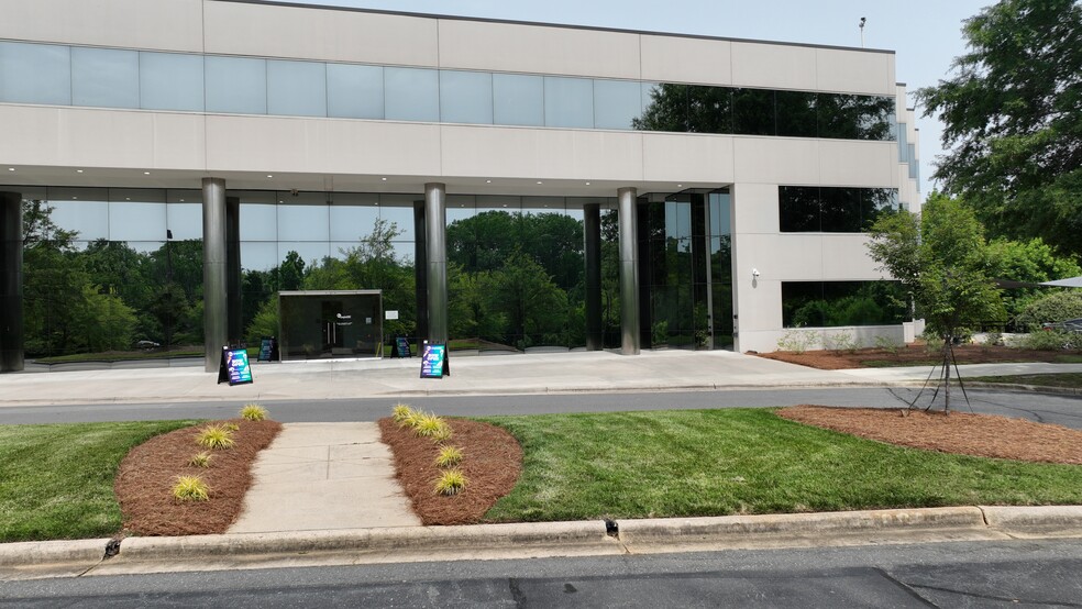 9401 Arrowpoint Blvd, Charlotte, NC for lease - Building Photo - Image 1 of 11