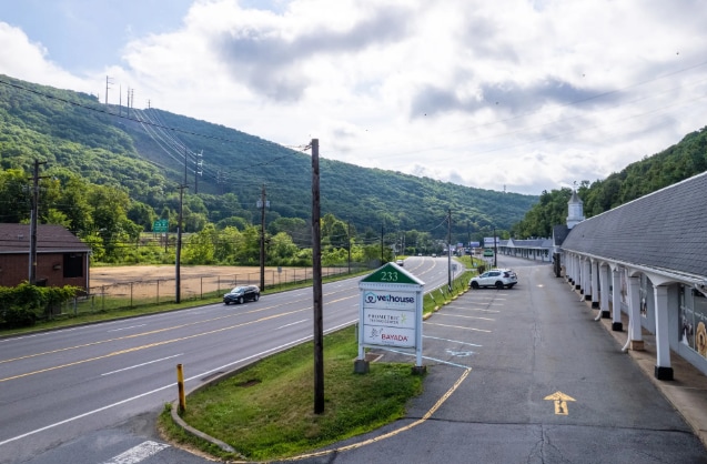 233-239 Northern Blvd portfolio of 2 properties for sale on LoopNet.com - Building Photo - Image 3 of 4