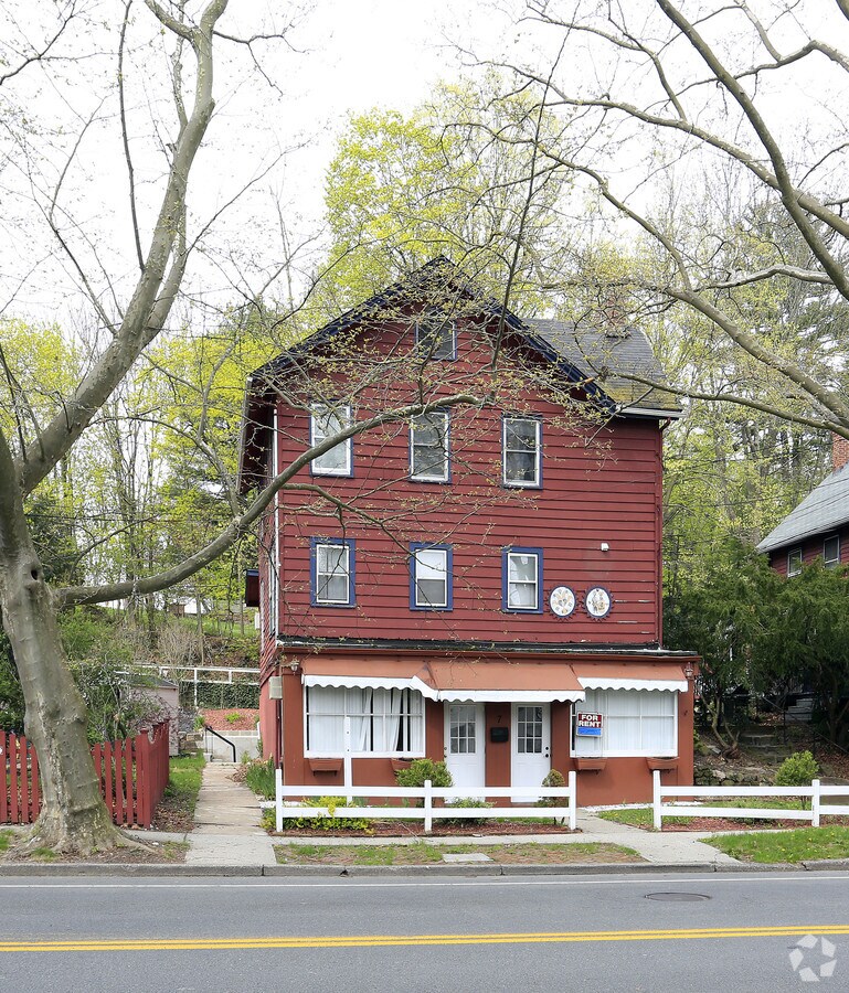 7 Strawtown Rd, West Nyack, NY 10994