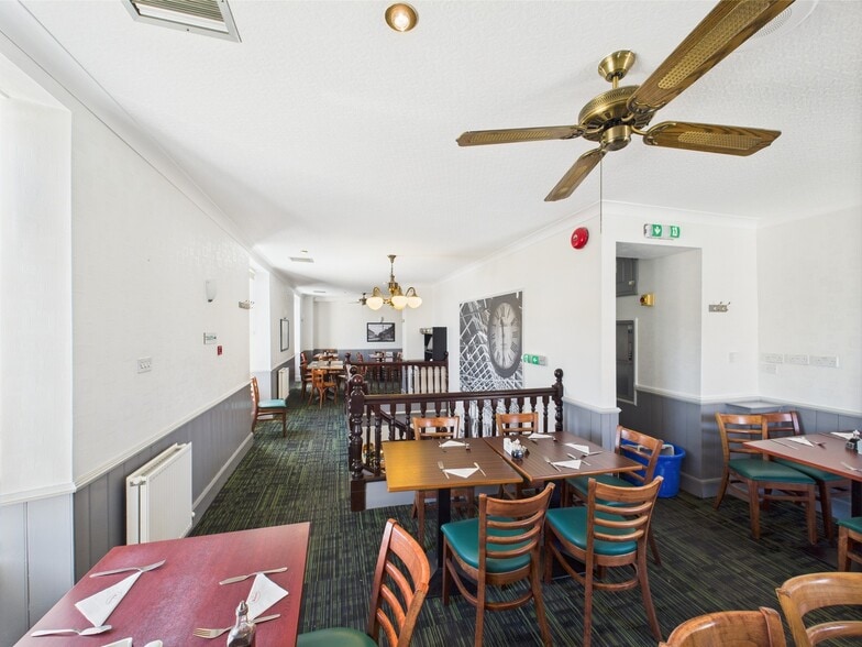 11 Moss St, Elgin for sale - Interior Photo - Image 3 of 7