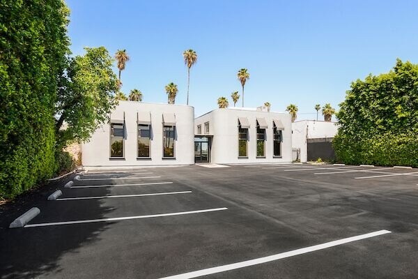 Office in Lake Balboa, CA for sale Primary Photo- Image 1 of 1