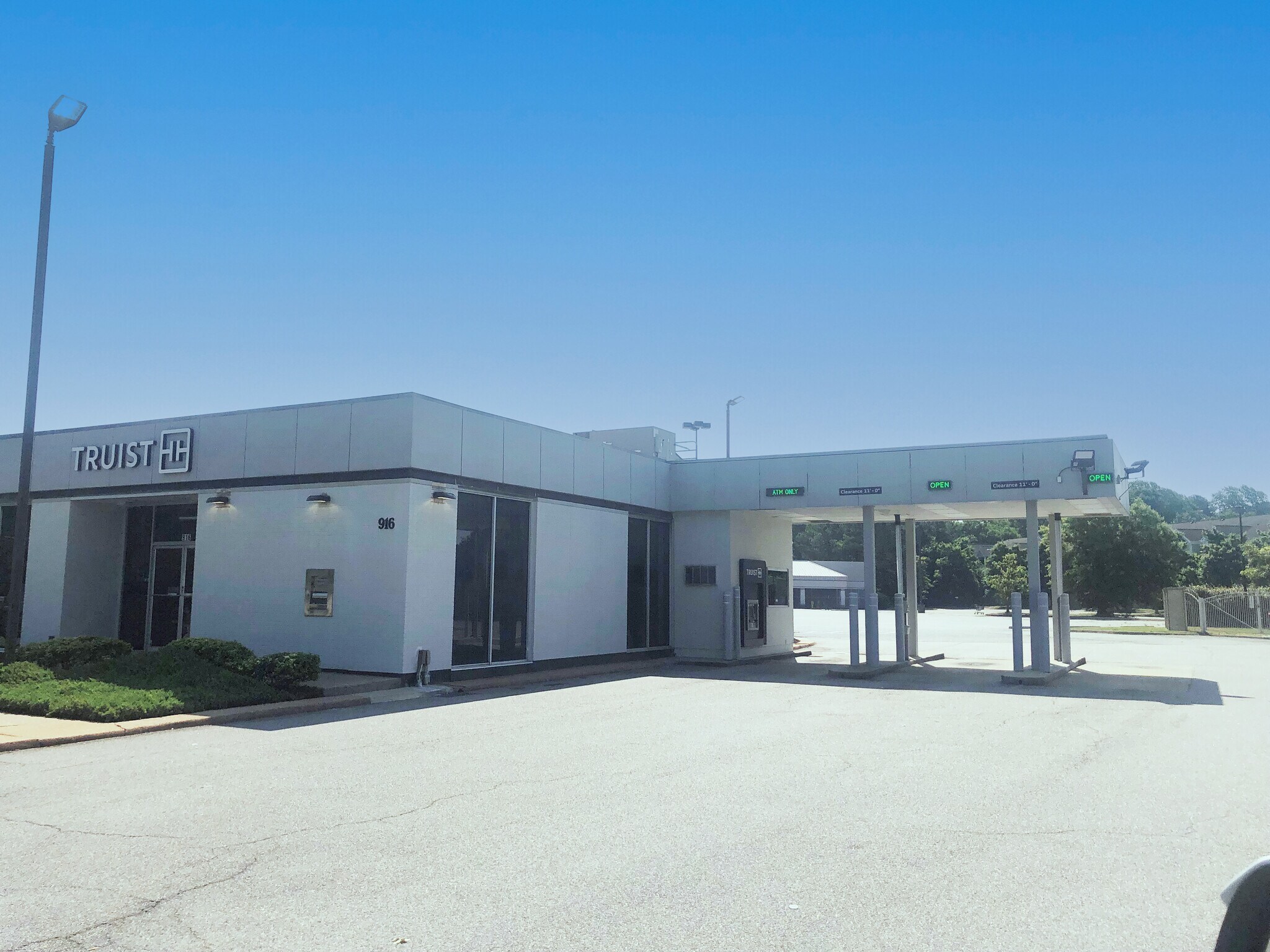 916 S Military Hwy, Virginia Beach, VA 23464 TRUIST Bank Branch