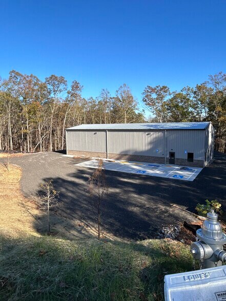 610 Hogan Pond Ln, Ball Ground, GA for lease - Primary Photo - Image 1 of 4