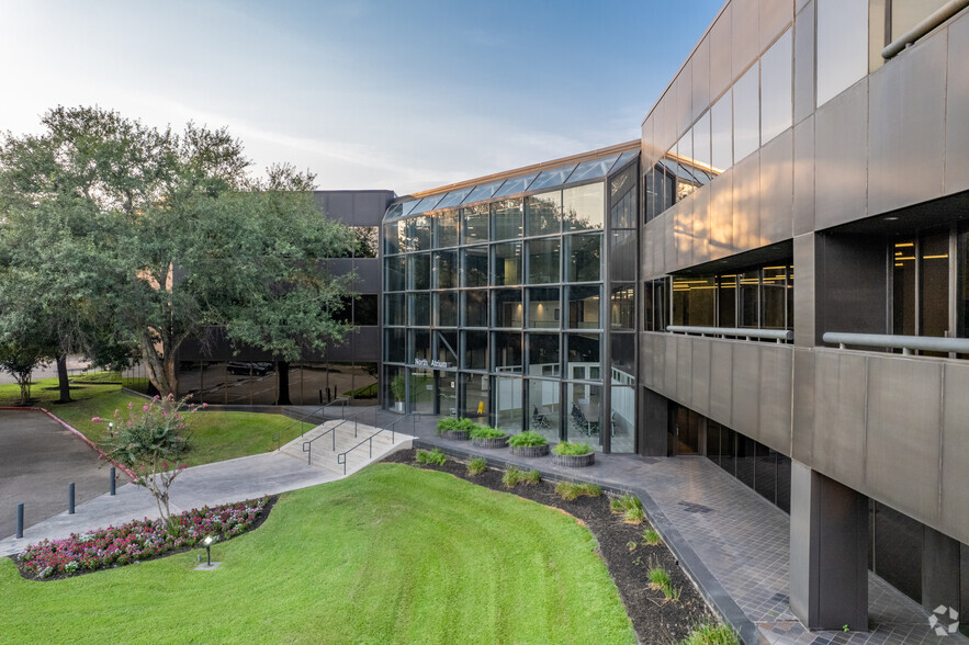 16800 Greenspoint Park, Houston, TX for lease - Building Photo - Image 1 of 6