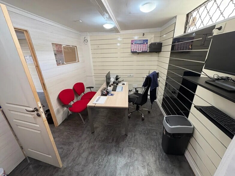 14 Place De L'Europe, Émerainville for lease - Interior Photo - Image 2 of 4