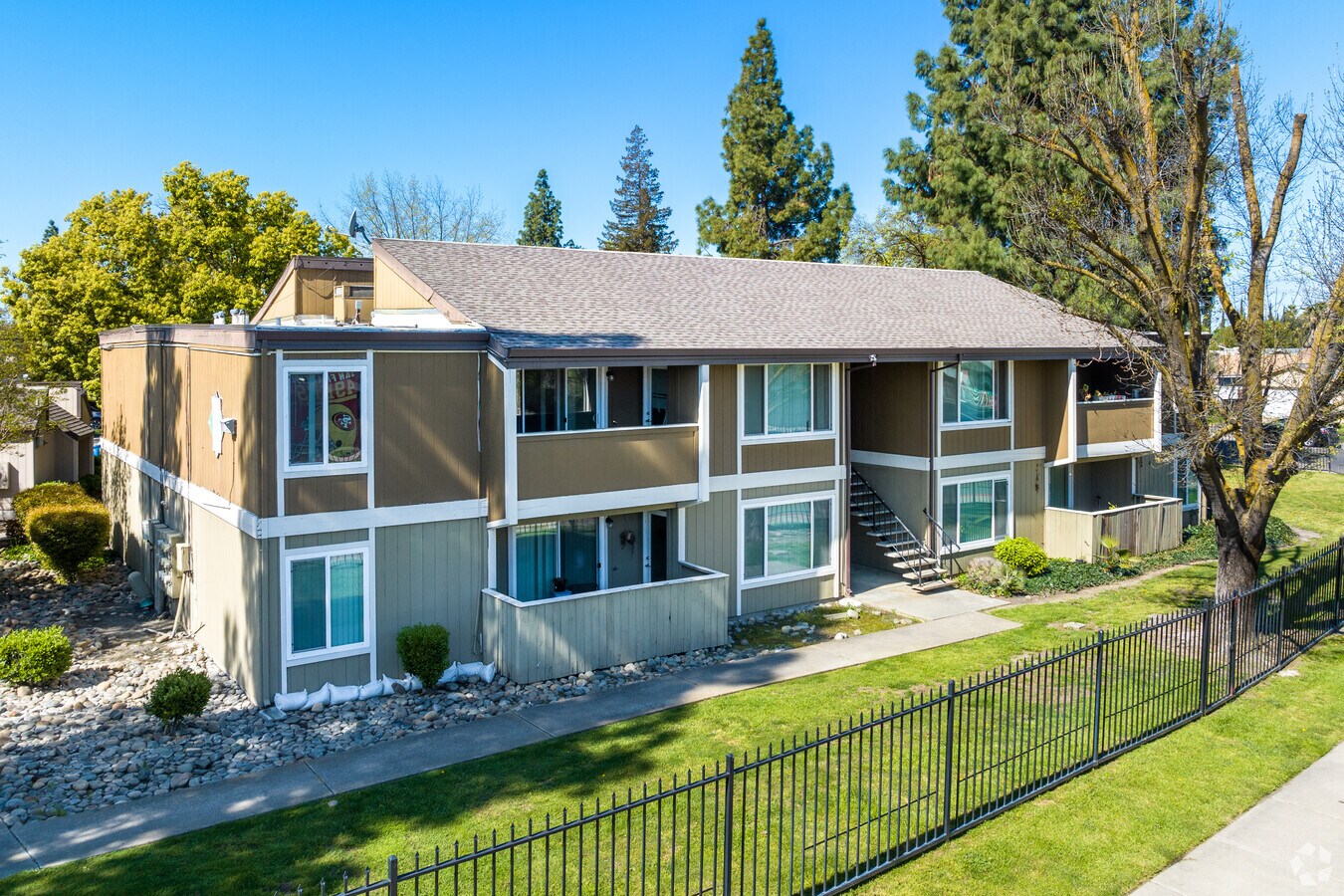 8165 Palisades Dr, Stockton, CA 95210