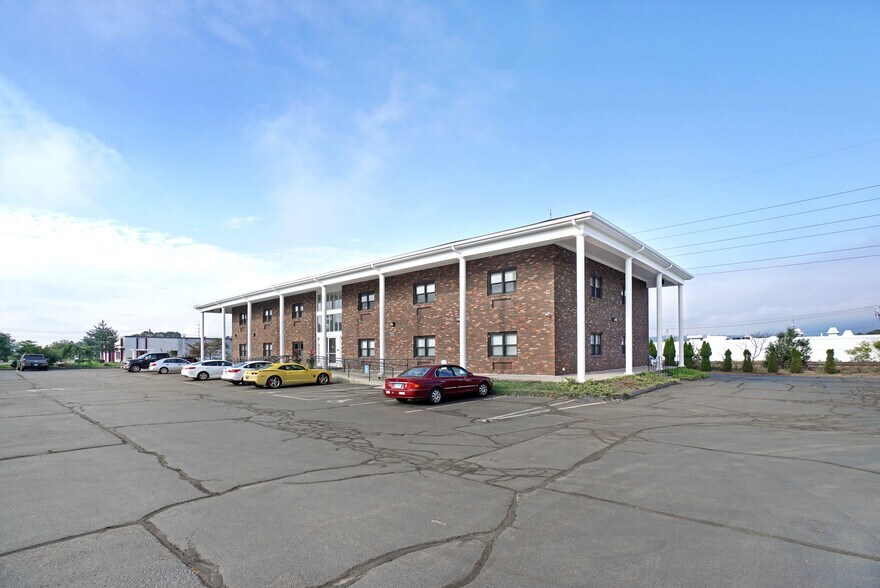 605 Washington Ave, North Haven, CT for sale - Building Photo - Image 1 of 1