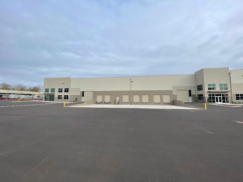 9975 SW Herman Rd, Tualatin, OR for lease - Primary Photo - Image 1 of 4
