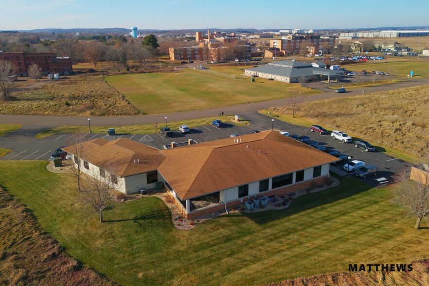 583 Lakeland Dr, Chippewa Falls, WI for sale - Building Photo - Image 2 of 3