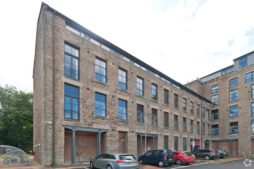 Victoria St, Glossop for lease - Building Photo - Image 1 of 8