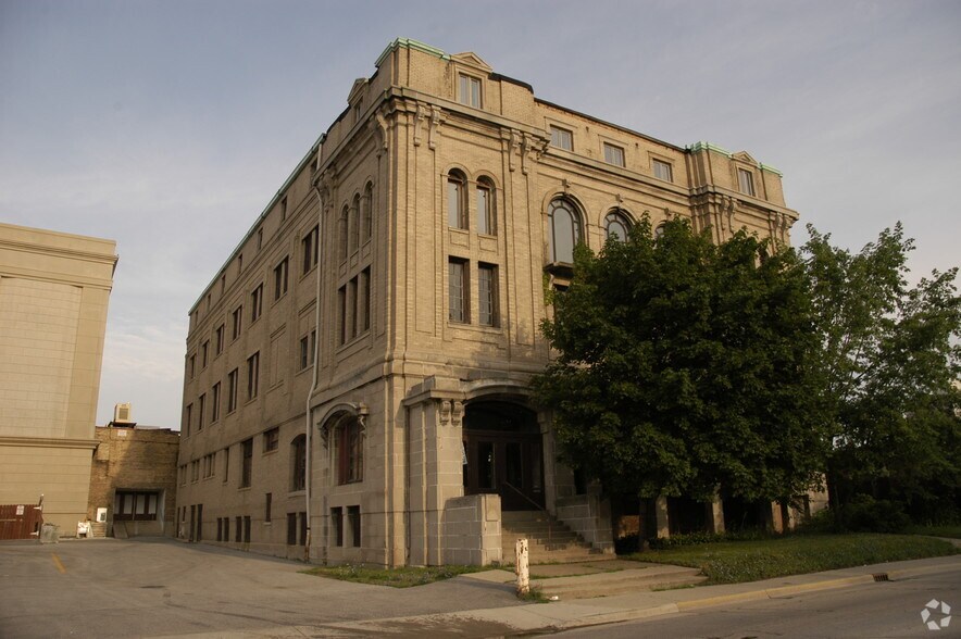 220 N Sheridan Rd, Waukegan, IL 60085