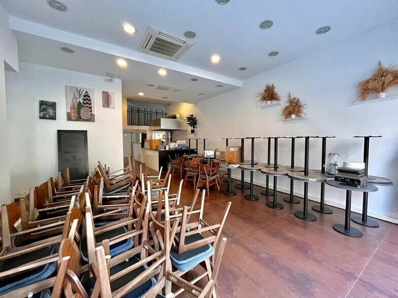 Retail in Valbonne for lease - Interior Photo - Image 3 of 7