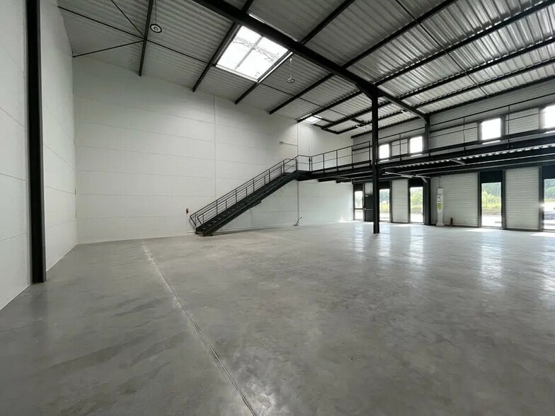 Flex in Villefontaine for lease - Interior Photo - Image 2 of 13