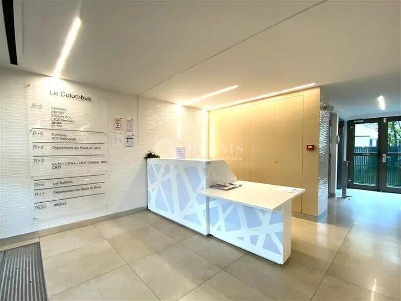 Office in La Garenne-Colombes for lease - Lobby - Image 1 of 3