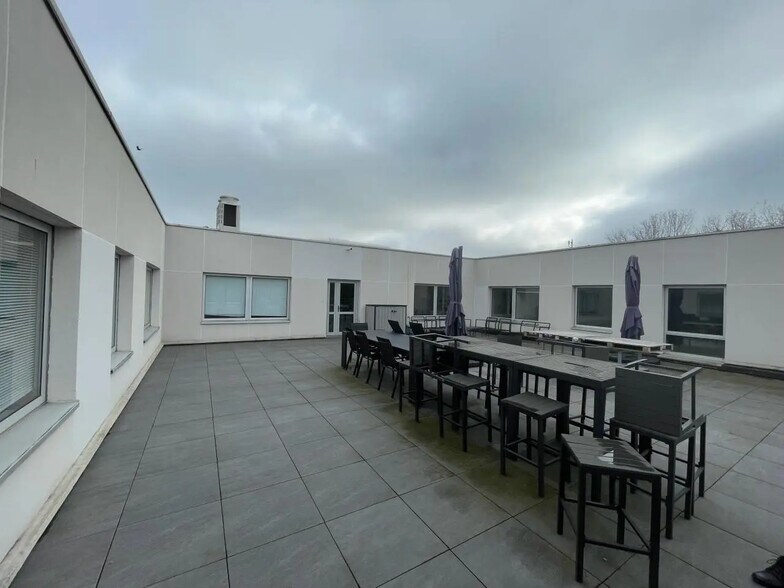 Flex in Nanterre for lease - Building Photo - Image 2 of 5