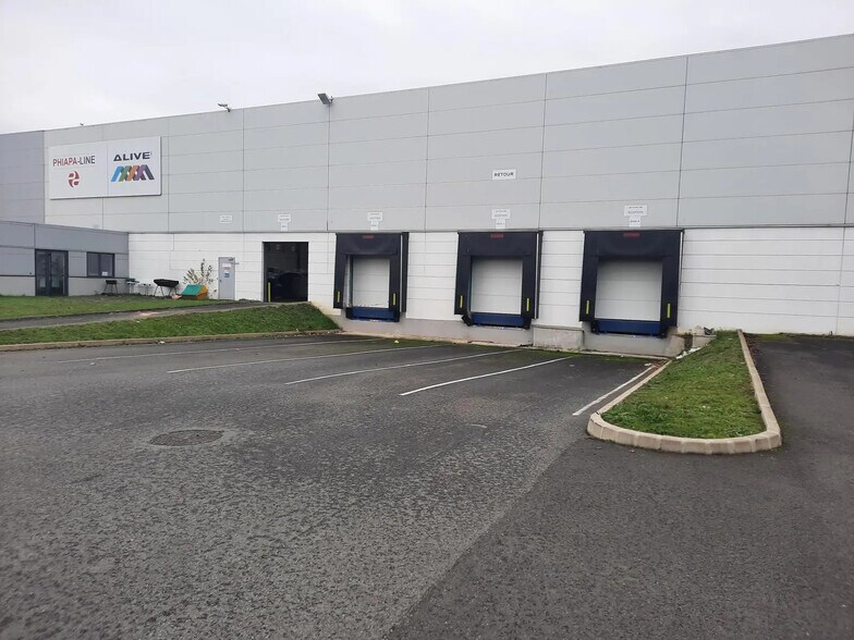 Industrial in Lieusaint for lease - Building Photo - Image 3 of 4