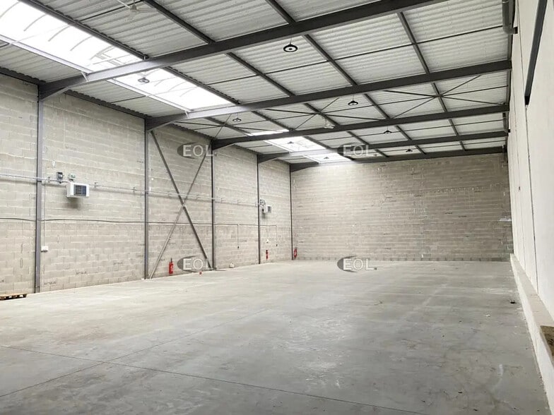 Flex in Brignais for lease - Interior Photo - Image 2 of 8