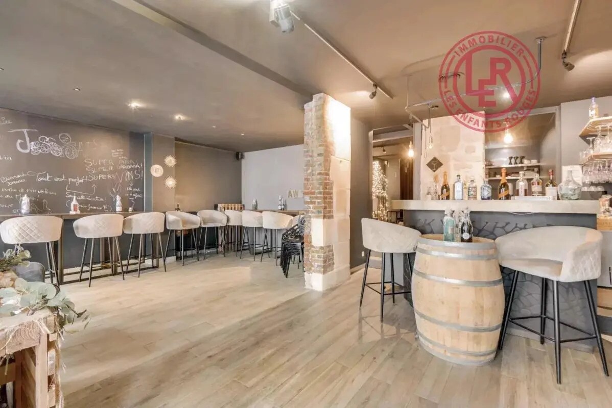 Retail in Paris for lease Interior Photo- Image 1 of 5