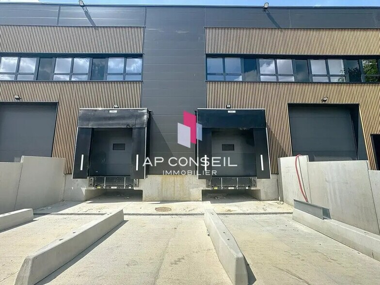 Flex in Trappes for lease - Building Photo - Image 2 of 14