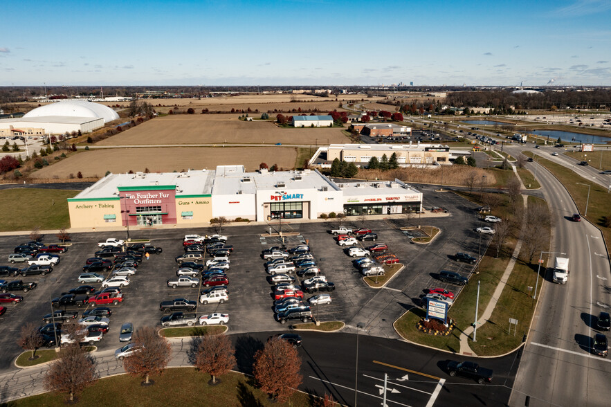 27161 Crossroads Pky, Rossford, OH for lease - Building Photo - Image 2 of 3