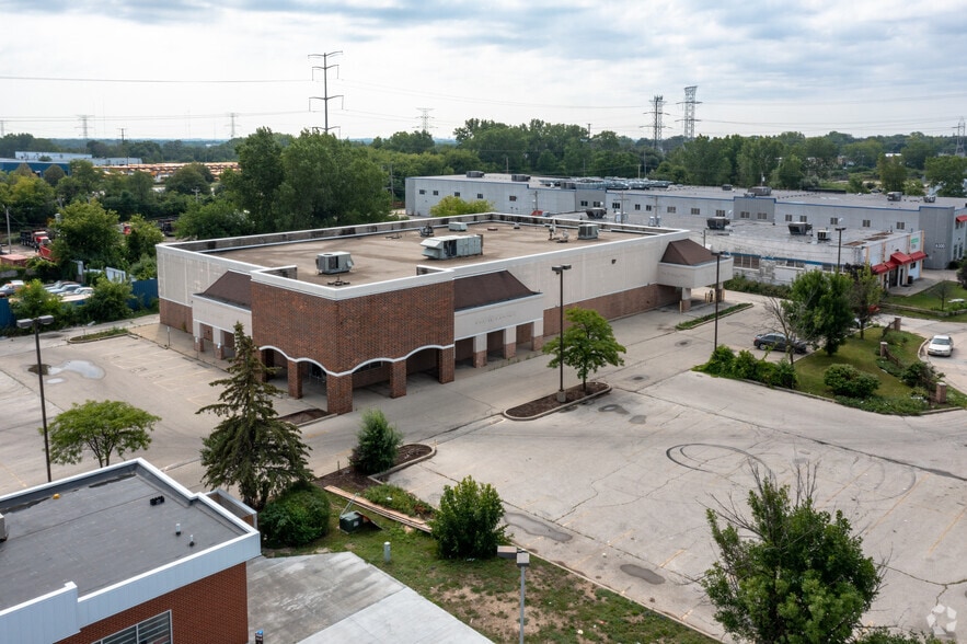 6330 N 76th St, Milwaukee, WI for lease - Building Photo - Image 3 of 6
