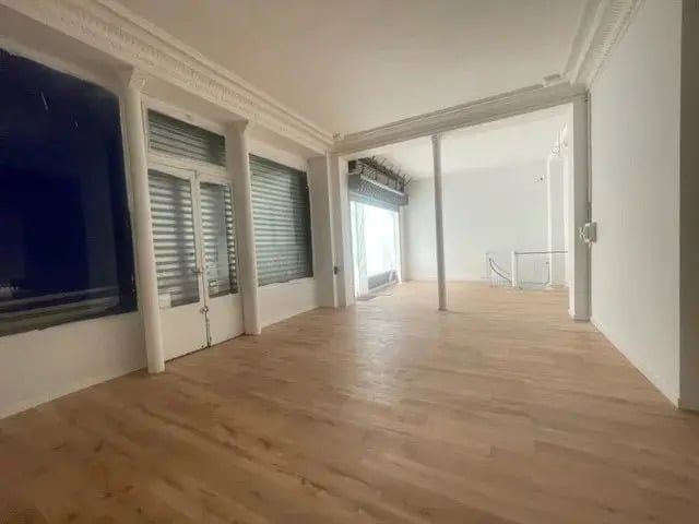 Retail in Paris for lease - Interior Photo - Image 2 of 8