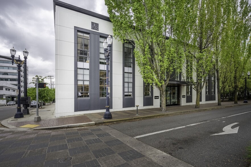 830 NE Holladay St, Portland, OR for lease - Building Photo - Image 1 of 18