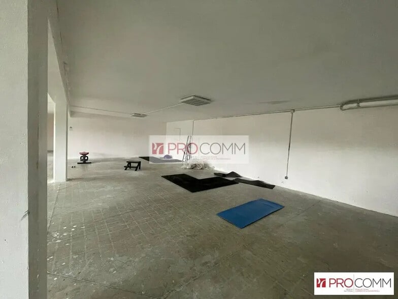 Flex in Chartres for lease - Interior Photo - Image 2 of 3