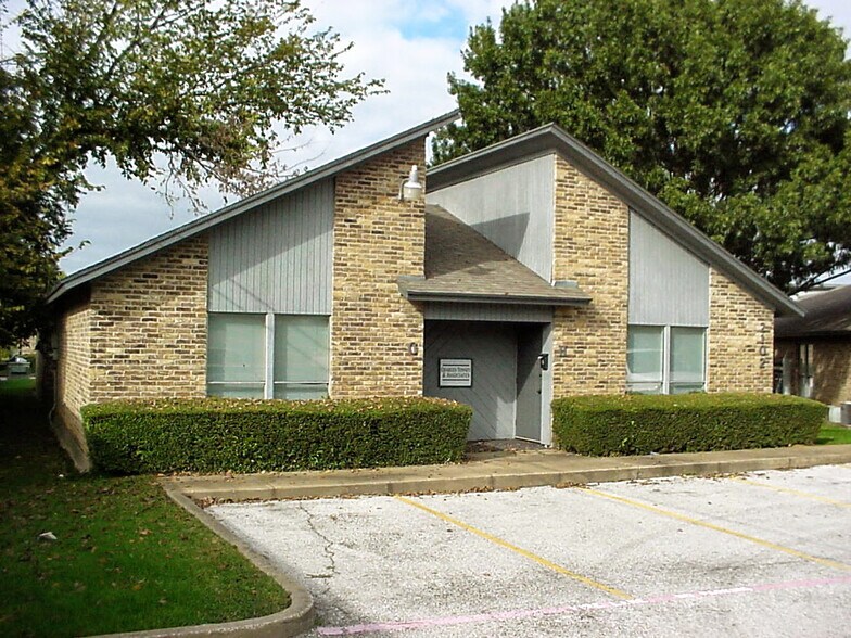 2100 Roosevelt Dr, Arlington, TX for lease - Building Photo - Image 1 of 5