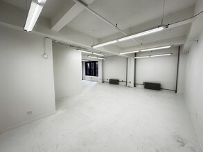 325 W 38th St, New York, NY for lease Interior Photo- Image 2 of 9