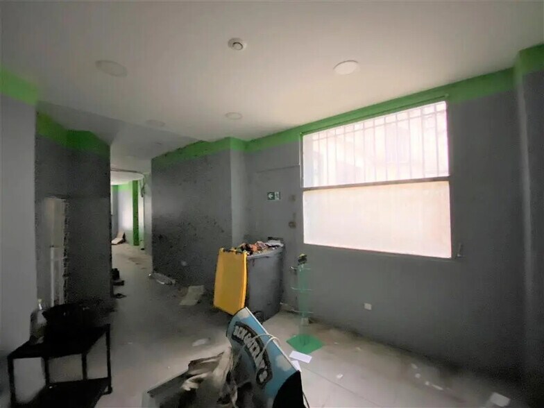 Retail in Paris for lease - Building Photo - Image 3 of 7