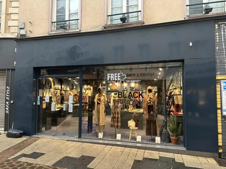 Retail in Chartres for lease - Building Photo - Image 1 of 8