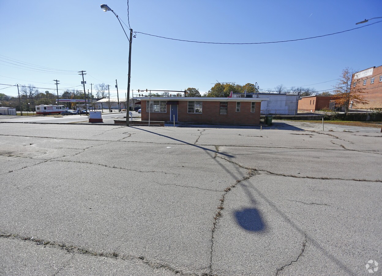 104 Chesterfield Ave, Lancaster, SC 29720