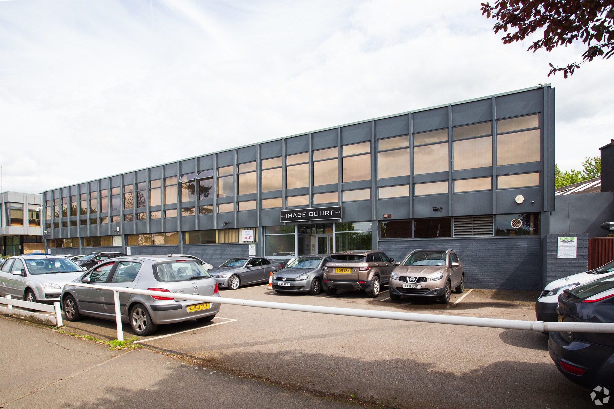 326-338 Molesey Rd, Walton On Thames for lease Building Photo- Image 1 of 18