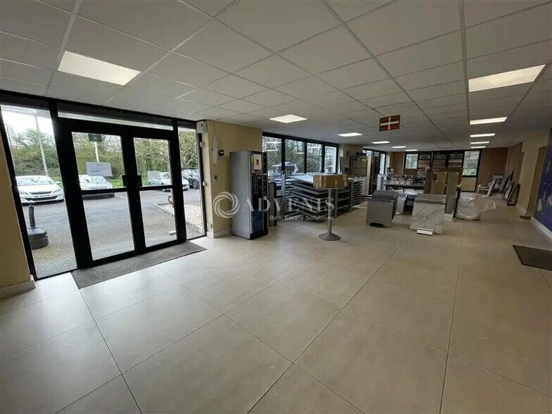 Flex in Carbon-Blanc for lease - Lobby - Image 3 of 12